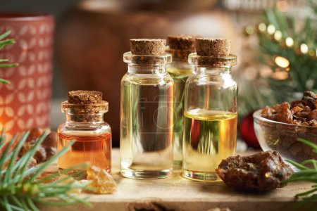 Weihnachtliche Mischung aus ätherischen Ölen mit Weihrauch, Myrrhe und Fichtenzweigen