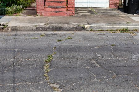 Foto de Deterioro de la superficie de la calle, acera y acera, infraestructura que se desmorona, espacio de copia de transporte, aspecto horizontal - Imagen libre de derechos
