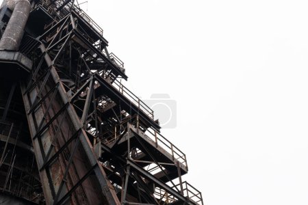 Une série inclinée de plates-formes dans le cadre d'une structure d'aciérie abandonnée, complexe industriel, aspect horizontal