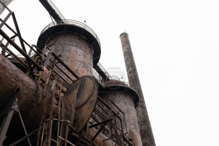 Foto de Hornos de explosión y chimeneas de una planta siderúrgica abandonada, aspecto horizontal - Imagen libre de derechos