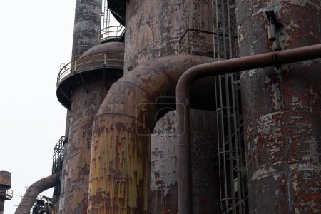 Foto de Hornos de explosión y arquitectura de metales pesados de un complejo siderúrgico abandonado contra un cielo gris en invierno, aspecto horizontal - Imagen libre de derechos