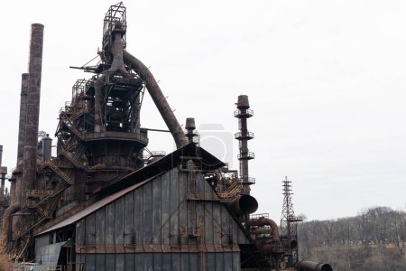 Foto de Vista final de una planta de fabricación de acero, abandonada y en descomposición con pátina oxidada en un paisaje de invierno, aspecto horizontal - Imagen libre de derechos