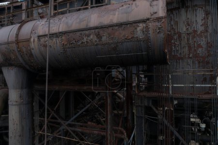 Foto de Fondo oscuro de tubos metálicos oxidantes, corrosión, telón de fondo industrial, aspecto horizontal - Imagen libre de derechos