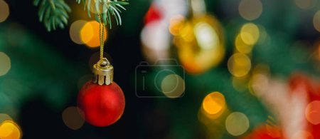 Weihnachtsbanner Hintergrund. Weihnachtsbaum mit rotem Christbaumschmuck. Langes Banner für Design. Kopierraum.