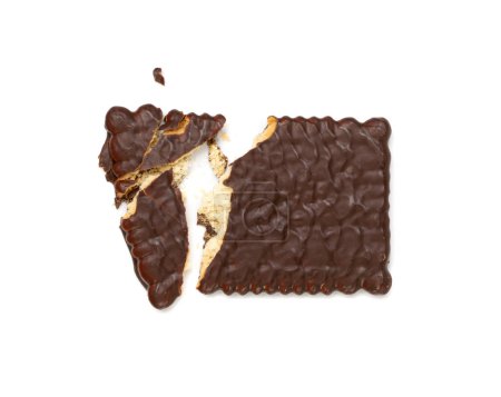 Gebrochener Keks in dunkler Schokolade isoliert, zerbröselte quadratische Plätzchen, rechteckige Shortbread-Stücke, knusprige Verdauungsplätzchen-Bisse, Krümel auf weißem Hintergrund