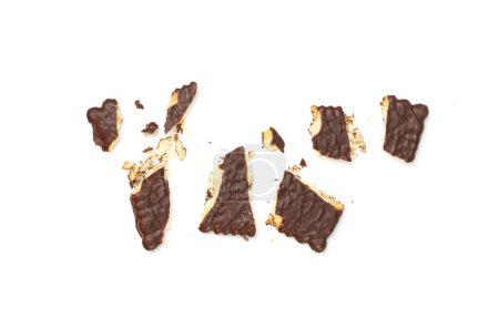 Gebrochener Keks in dunkler Schokolade isoliert, zerbröselte quadratische Plätzchen, rechteckige Shortbread-Stücke, knusprige Verdauungsplätzchen-Bisse, Krümel auf weißem Hintergrund