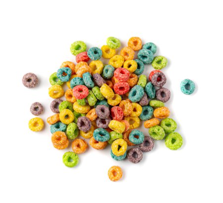 Coloridos anillos de desayuno pila aislada. Lazos de frutas, anillos de cereales afrutados, coloridos cereales de maíz sobre fondo blanco
