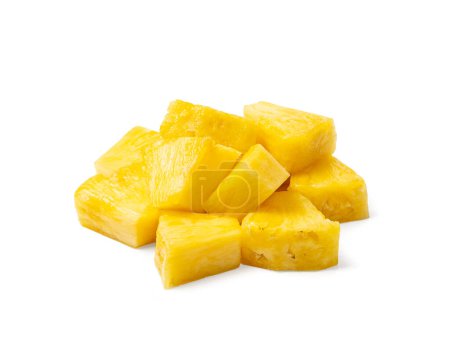 Morceaux d'ananas isolés, morceaux d'ananas crus, morceaux de fruits tropicaux Comosus, tranches de pulpe de pomme de pin mûr, fruits d'ananas sur fond blanc