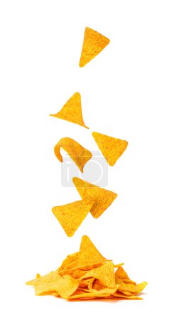 Téléchargez les photos : Chips de nachos tombants isolés, Fly Nacho Snack, Chips de maïs mexicain Triangle, Snack de maïs, Croustilles de maïs ou Totopos, Nachos sur fond blanc - en image libre de droit