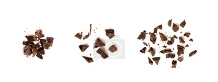 Téléchargez les photos : Chocolat râpé isolé, Broken concassé copeaux de chocolat, Pile de miettes, Flocons éparpillés, Saupoudrer de cacao pour Desserts Décoration sur fond blanc Vue du dessus - en image libre de droit