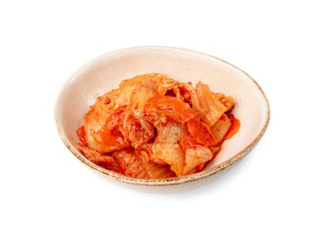Kimchi isoliert, Kimchee in weißer Schüssel, Red Spicy Kim Chi, Hot Fermentierter Napa Kohl, Traditionelles Jimchi, Koreanisches Wintergericht Gimchi, Kimchi auf weißem Hintergrund