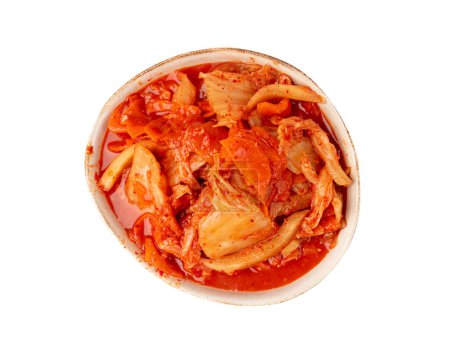 Téléchargez les photos : Kimchi isolé, Kimchee dans un bol blanc, Kim Chi épicé rouge, Chou Napa fermenté chaud, Jimchi traditionnel, Gimchi alimentaire coréen d'hiver, Kimchi sur fond blanc vue du dessus - en image libre de droit