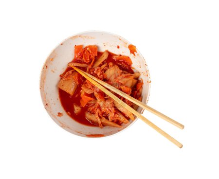 Téléchargez les photos : Kimchi isolé, Kimchee dans un bol blanc, Kim Chi épicé rouge, Chou Napa fermenté chaud, Jimchi traditionnel, Gimchi alimentaire coréen d'hiver, Kimchi sur fond blanc vue du dessus - en image libre de droit