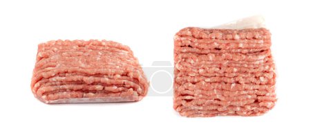 Téléchargez les photos : Viande de porc bio hachée isolée. Filet frais haché, viande hachée de porc non cuite, viande forcée crue, portion de viande hachée farce sur fond blanc vue de côté - en image libre de droit