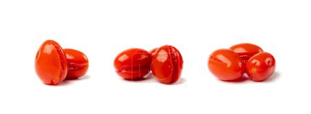 Foto de Tomates cherry en escabeche aislados, Tomate pequeño enlatado, Verduras fermentadas saludables, Alimentos marinados salados, Tomates en escabeche sobre fondo blanco - Imagen libre de derechos