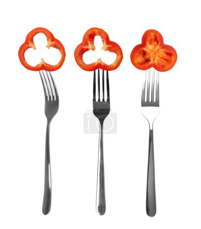 Foto de Pimentón o pimiento dulce rojo sobre tenedores aislados sobre fondo blanco. Colección de pimiento o pimiento bulgaro - Imagen libre de derechos