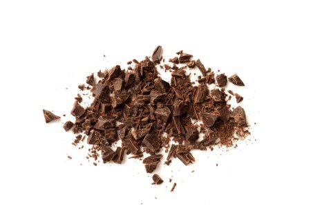 Geriebene Schokolade isoliert, zerkleinerte Schokoladenspäne, Krümelhaufen, verstreute Flocken, Kakaostreusel für Desserts Dekoration auf weißem Hintergrund