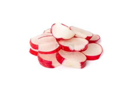 Rettichwurzeln isoliert geschnitten, Rote Wurzel runde Schnitte, Rote Radieschen Scheibenhaufen, Radis Querschnitte auf weißem Hintergrund