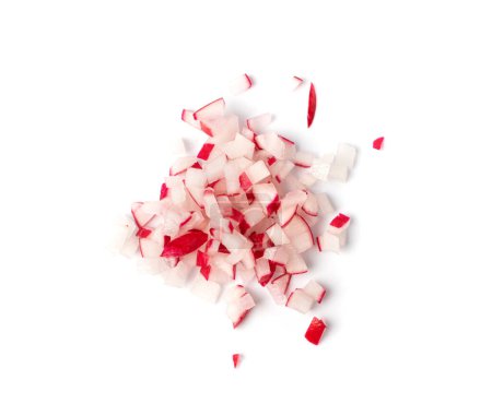 Racines de radis hachées fines Isolé, Coupes de racines de radis rouge, Pile de radis rouges en dés, Radis tranchés sur fond blanc Vue du dessus