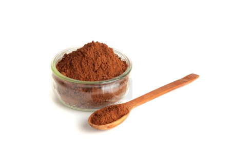 Polvo de cacao en un tazón aislado, pila de polvo de cacao, granos de cacao molidos secos, pila de polvo de cacao para chocolate casero sobre fondo blanco