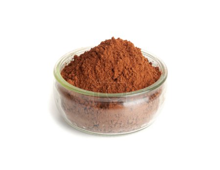 Polvo de cacao en un tazón aislado, pila de polvo de cacao, granos de cacao molidos secos, pila de polvo de cacao para chocolate casero sobre fondo blanco