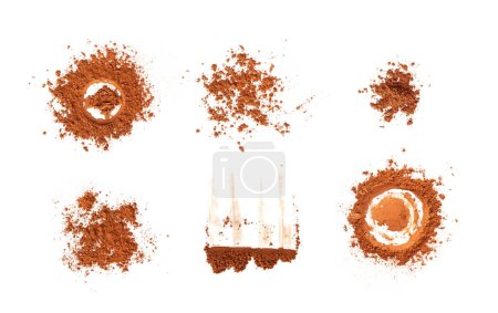 Polvo de cacao aislado, Marco de polvo de cacao redondo disperso, Lay plano de granos de cacao de tierra seca, Pila de polvo de cacao para chocolate casero en vista superior de fondo blanco, Espacio de copia