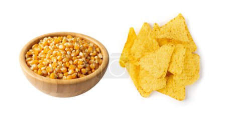 Téléchargez les photos : Tas de croustilles de maïs triangle isolé sur fond blanc. Copeaux de nachos mexicains pour tortilla nacho, collation de maïs, chips de maïs ou totopos - en image libre de droit