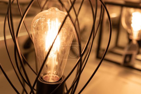 Téléchargez les photos : Table Retro Lamps, Vintage Style Industrial Lightbulbs, Stylish Warm Light Bulb in Interior, Retro Lams - en image libre de droit