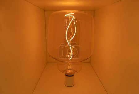 Téléchargez les photos : Retro Lamps, Vintage Style Industrial Lightbulbs, Stylish Warm Light Bulb in Interior, Retro Lams - en image libre de droit