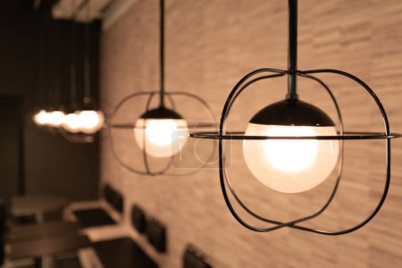 Téléchargez les photos : Hanging Retro Lamps, Vintage Style Industrial Lightbulbs, Stylish Warm Light Bulb in Interior, Retro Lams - en image libre de droit