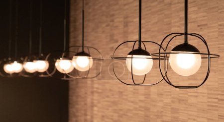 Téléchargez les photos : Hanging Retro Lamps, Vintage Style Industrial Lightbulbs, Stylish Warm Light Bulb in Interior, Retro Lams - en image libre de droit