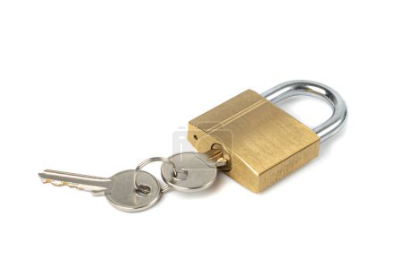 Foto de Cerradura cerrada aislada, candado de oro con llave en fondo blanco, armario metálico, privacidad, concepto de seguridad - Imagen libre de derechos