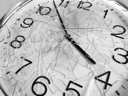 Foto de Reloj con cristales agrietados y rotos, tono blanco y negro. - Imagen libre de derechos