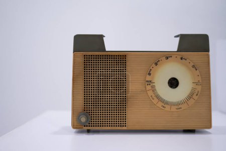 Foto de Radio transistor estilo antiguo vintage sobre fondo blanco. - Imagen libre de derechos