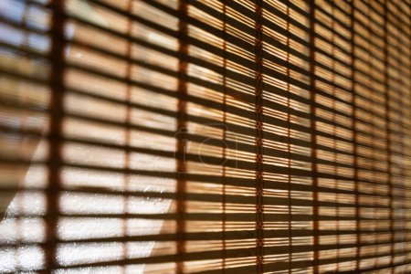 Foto de Cortinas ciegas venecianas, persianas, cortinas ciegas de madera para decorar una habitación minimalista. - Imagen libre de derechos
