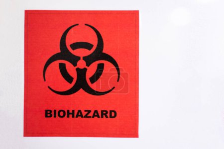 Rotes Biohazard-Schild auf weißem Hintergrund.