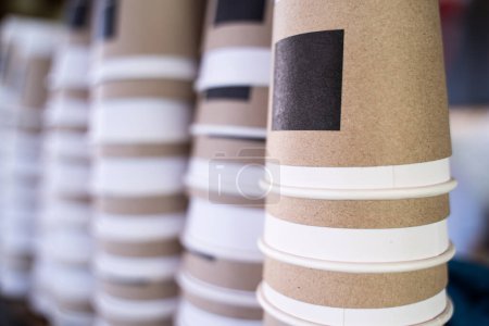 Foto de Tazas de papel vacías para café hechas de papel marrón biodegradable. - Imagen libre de derechos