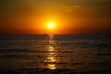Téléchargez les photos : Coucher de soleil vue sur l'horizon La beauté de la nature au milieu de la mer avec voiliers au coucher du soleil. - en image libre de droit