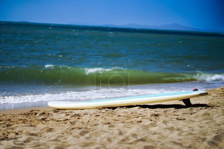 Surfbrett zum Surfen am Sandstrand. im Sommerurlaub.