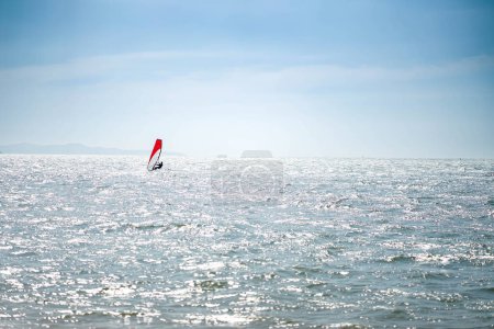 Windsurfer genießen das Wellenreiten in den sonnigen Sommermonaten.