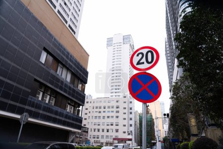 Speed limit sign, no parking, enforcement distance 20 km.