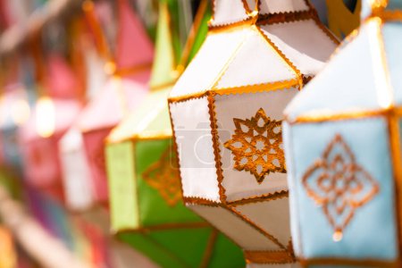 Las linternas Lanna (linternas Yi Peng) son linternas tailandesas hechas a mano de colores brillantes en el estilo norte. Linternas de papel Yi Peng tradicionales.