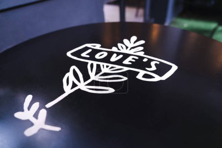 table ronde noire avec motif Dans un café minimaliste.