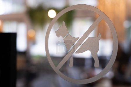 Téléchargez les photos : Les chiens ne sont pas admis dans le restaurant. Attaché à la porte vitrée devant le restaurant. - en image libre de droit