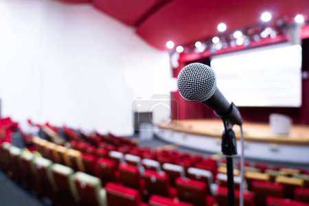 Téléchargez les photos : Gros plan du microphone dans l'auditorium de la salle de banquet. - en image libre de droit