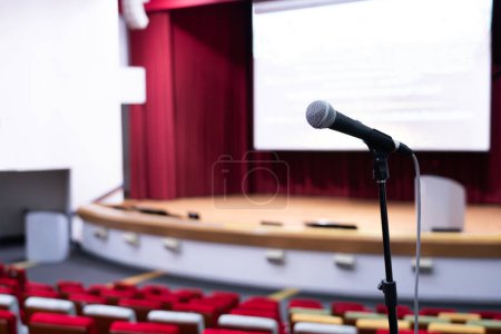 Téléchargez les photos : Gros plan du microphone dans l'auditorium de la salle de banquet. - en image libre de droit