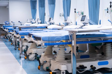 Lit d'hôpital moderne vide dans une pièce entièrement équipée Matériel médical.