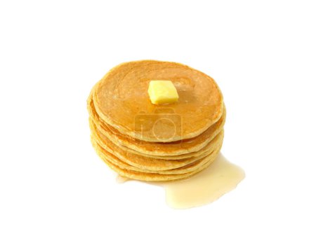 Stapel hausgemachter Mehlpfannkuchen mit Butter und Honig isoliert auf weißem Hintergrund