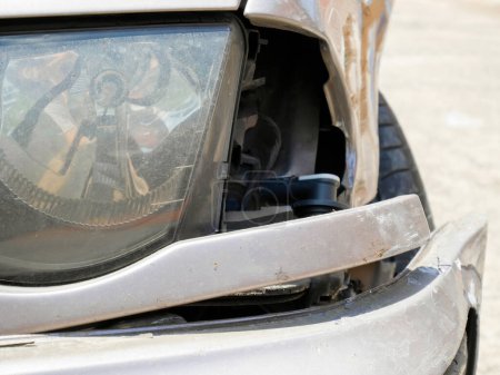 Luz lateral y parachoques delantero roto de accidente de coche
