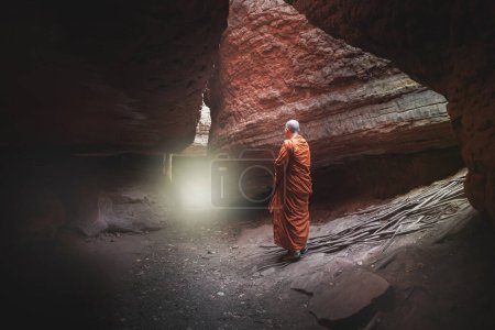Foto de La parte posterior del peregrinaje Naka cueva gigante serpiente escala piedra. en el parque nacional Phu Langka, Buangkan Tailandia. - Imagen libre de derechos